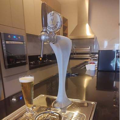 Projeto 03 — Adega sob escada com nichos em madeira