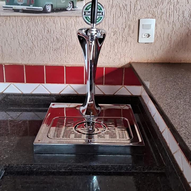 Projeto 03 — Adega sob escada com nichos em madeira