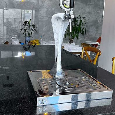 Projeto 03 — Adega sob escada com nichos em madeira