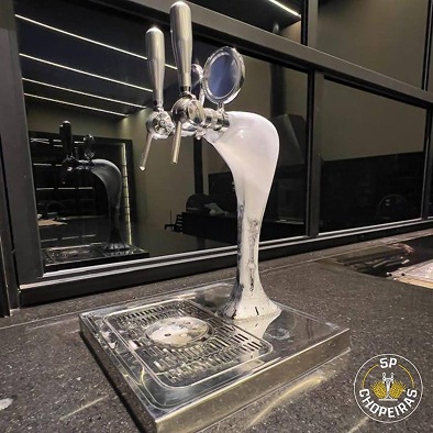 Projeto 03 — Adega sob escada com nichos em madeira