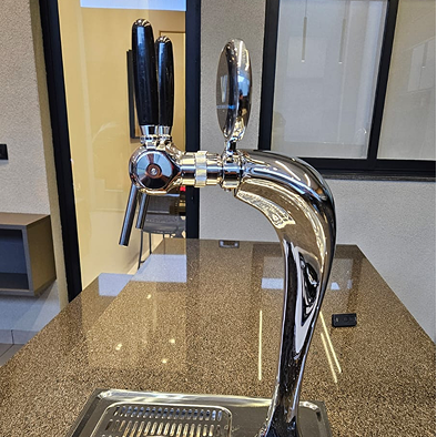 Projeto 03 — Adega sob escada com nichos em madeira