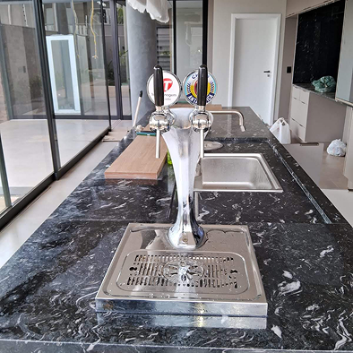 Projeto 03 — Adega sob escada com nichos em madeira