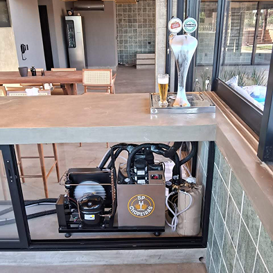 Projeto 03 — Adega sob escada com nichos em madeira