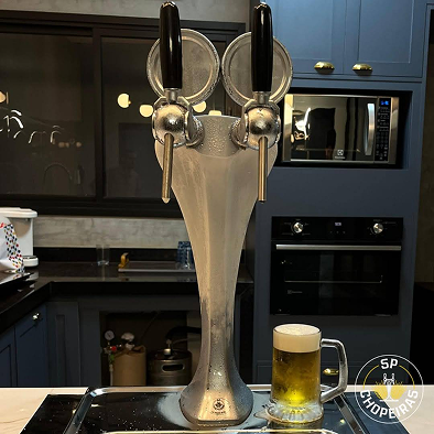 Projeto 03 — Adega sob escada com nichos em madeira