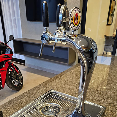 Projeto 03 — Adega sob escada com nichos em madeira