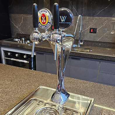 Projeto 03 — Adega sob escada com nichos em madeira