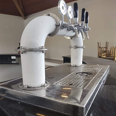 Projeto 03 — Adega sob escada com nichos em madeira