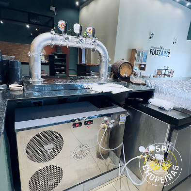 Projeto 03 — Adega sob escada com nichos em madeira