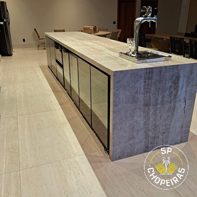 Projeto 03 — Adega sob escada com nichos em madeira