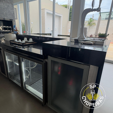 Projeto 03 — Adega sob escada com nichos em madeira