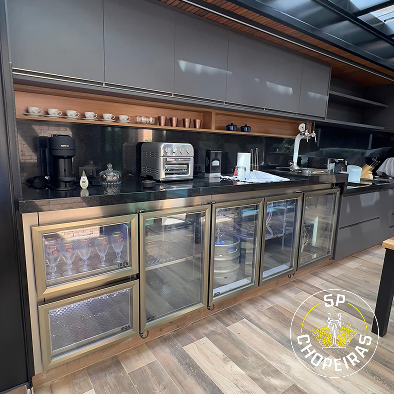 Projeto 03 — Adega sob escada com nichos em madeira