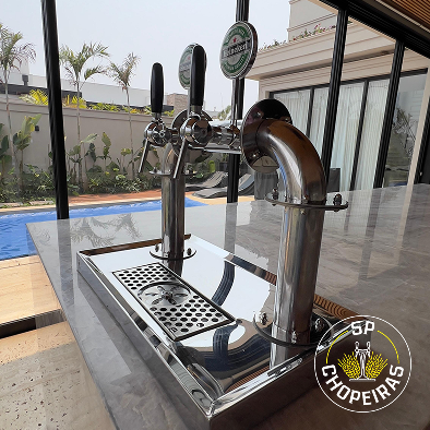 Projeto 03 — Adega sob escada com nichos em madeira