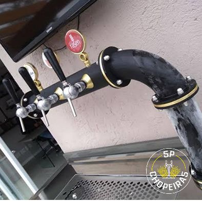 Projeto 03 — Adega sob escada com nichos em madeira