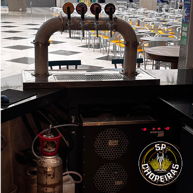 Projeto 03 — Adega sob escada com nichos em madeira