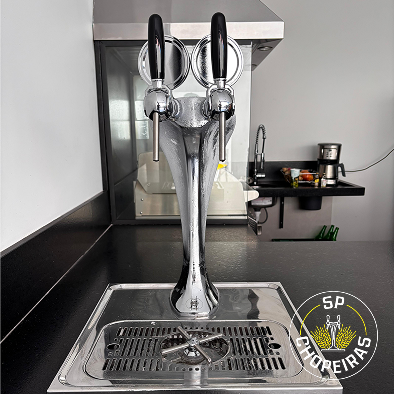 Projeto 03 — Adega sob escada com nichos em madeira