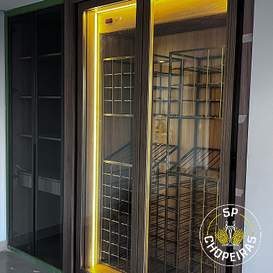 Projeto 03 — Adega sob escada com nichos em madeira