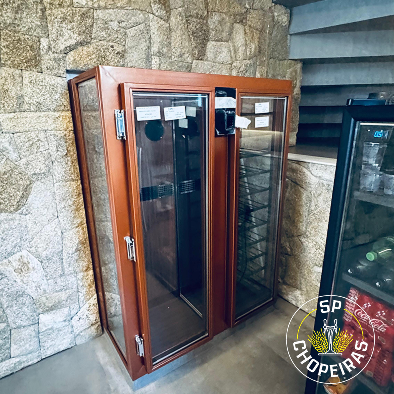 Projeto 03 — Adega sob escada com nichos em madeira