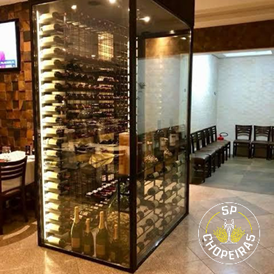 Projeto 03 — Adega sob escada com nichos em madeira