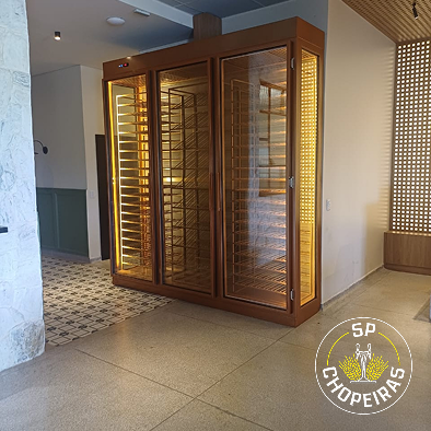 Projeto 03 — Adega sob escada com nichos em madeira