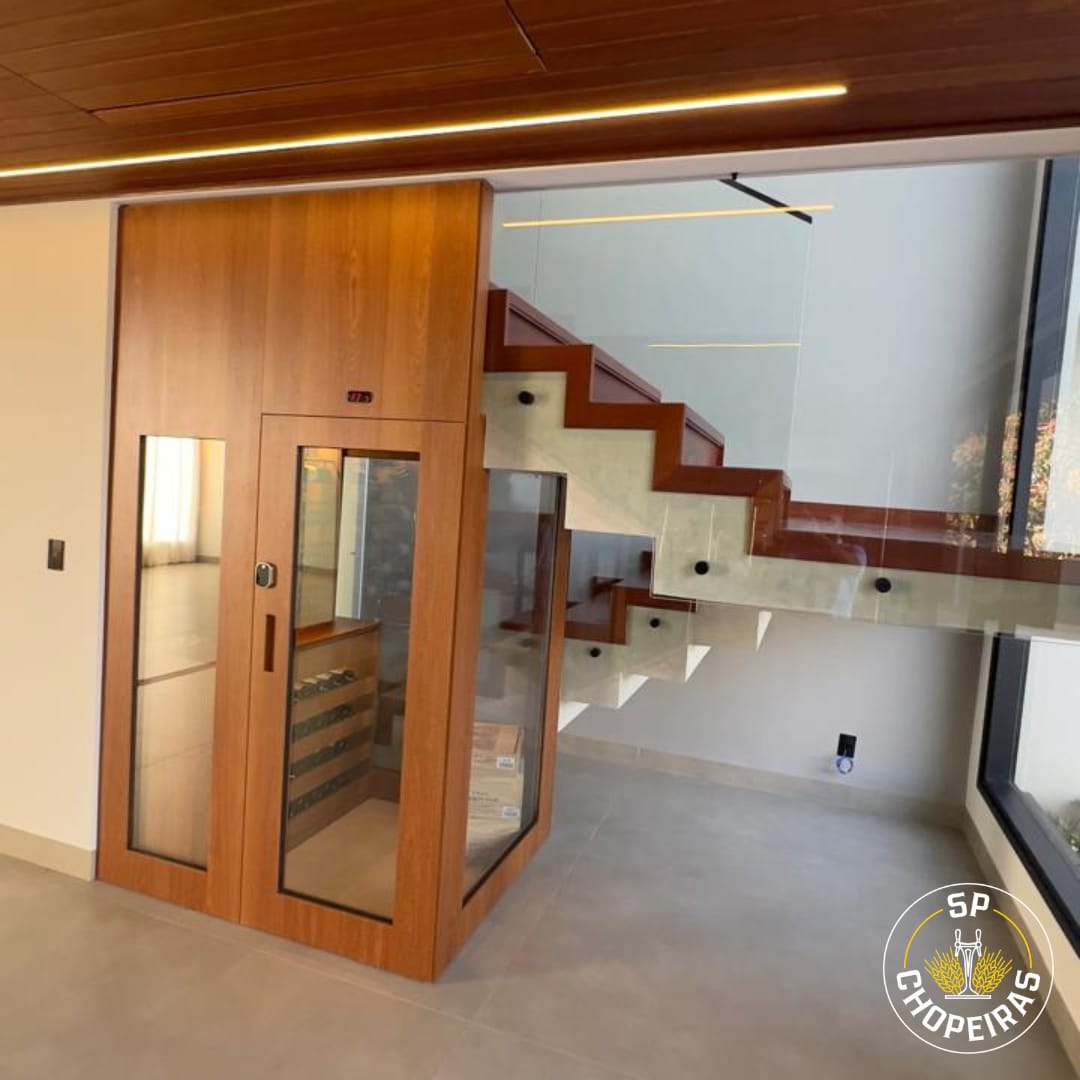 Projeto 03 — Adega sob escada com nichos em madeira