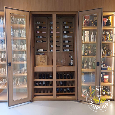 Projeto 03 — Adega sob escada com nichos em madeira