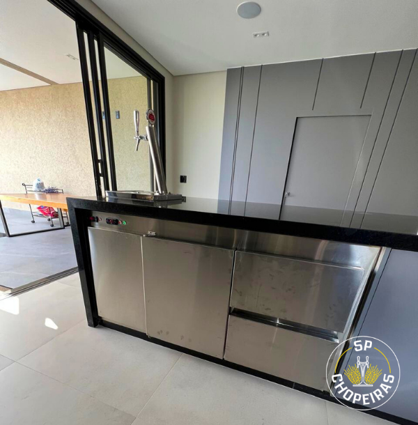 Balcão com cuba e torneira